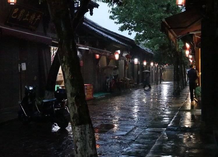 逃离昏暗下的小村